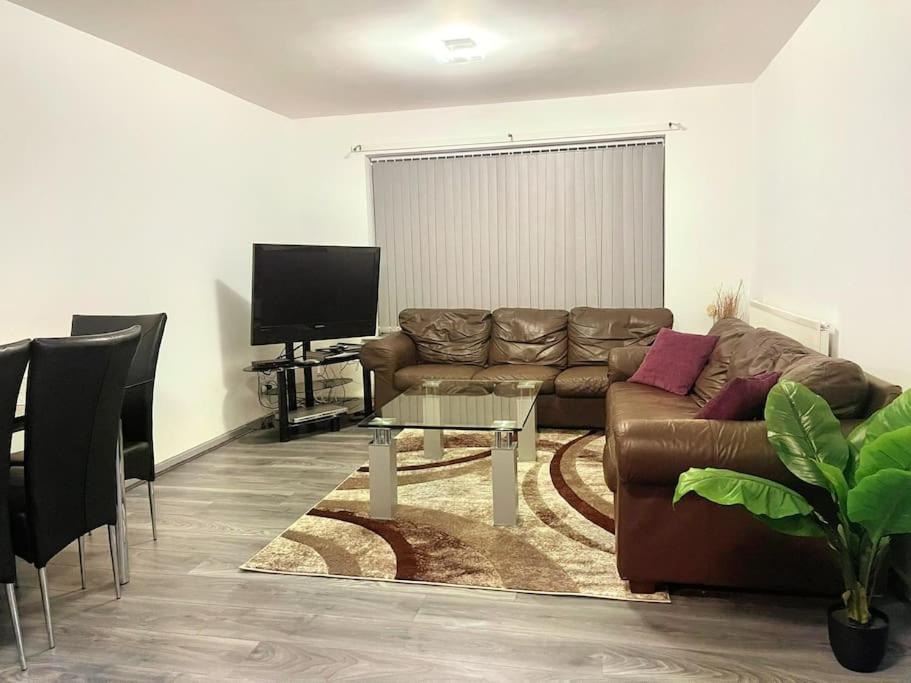 Lovely 3 Bed Apartment Near Qe Hospital Harborne Birmingham New エクステリア 写真